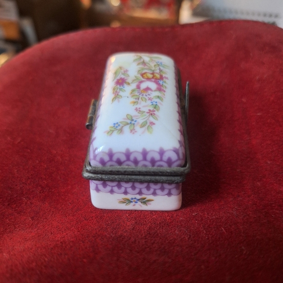 Charming Vintage Hand Painted Porcelain Art Trinket Box - Picture 3 of 8